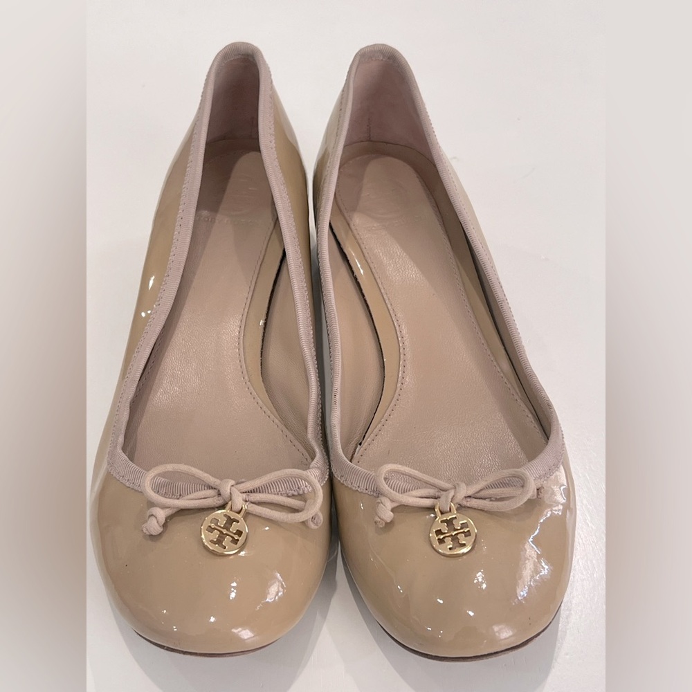 Tory Burch nude ballerinas with gold metal logo and a 1 inch heel. Size 8.5 M